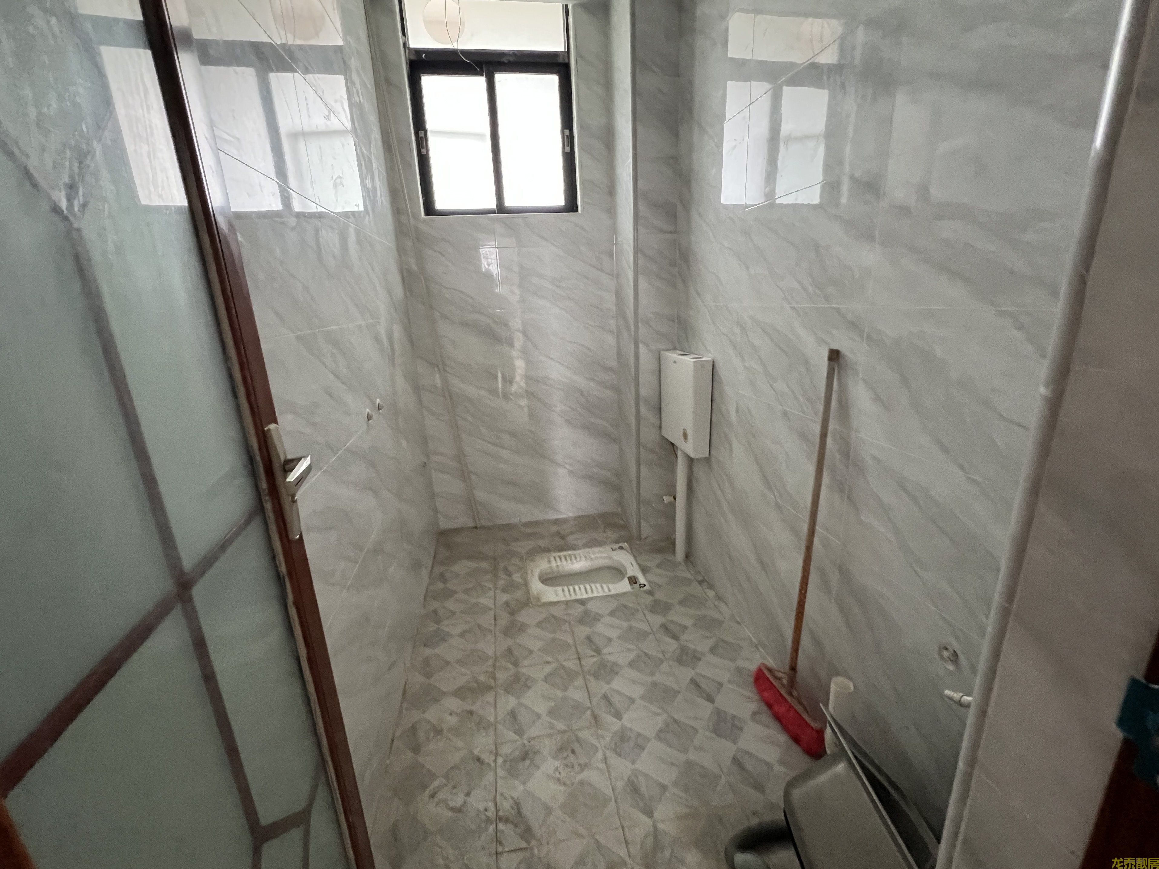 封川车站旁.步梯6楼4房，全新精装，即买即入住